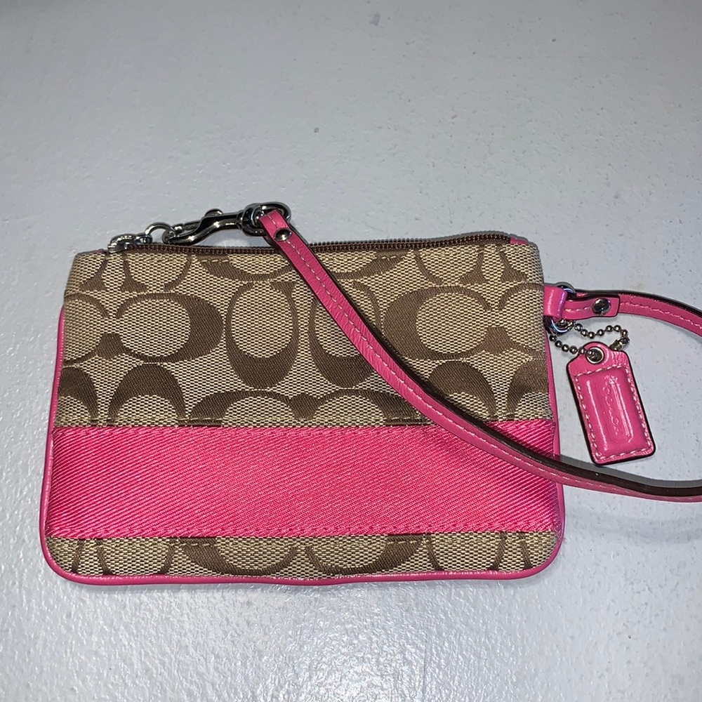 Coach Signature C’s Pink Wristlet With Hangtag EUC